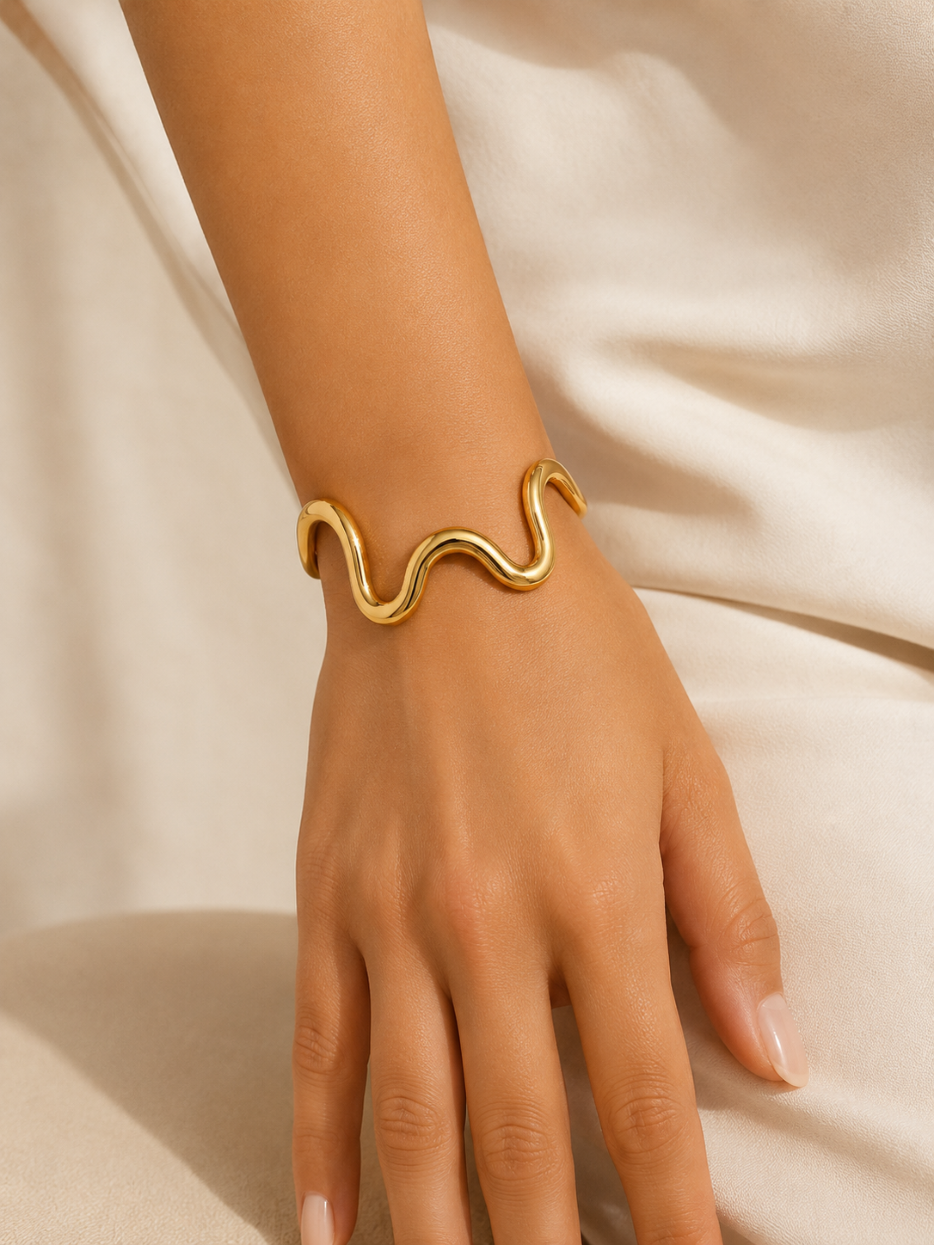 Noiré Curve Gold Cuff - Pabeena